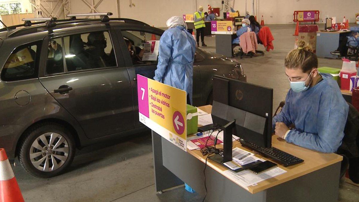 Ante la llegada de más vacunas, comenzó a funcionar el primer vacunatorio vehicular porteño contra el Covid-19.