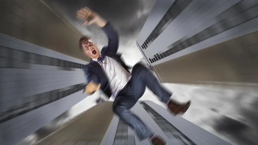 ¿Qué significa el sueño que te caés al vacío? La explicación que tu inconsciente no te puede decir en voz alta