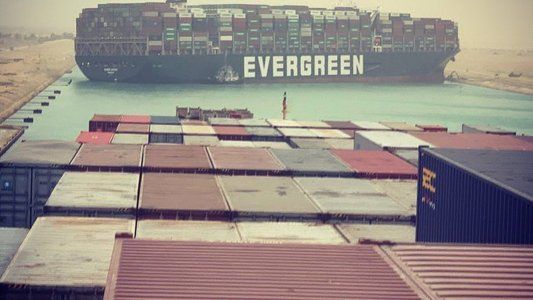 Insólito: 15 barcos quedaron varados en el Canal de Suez porque un buque bloquea el paso por completo