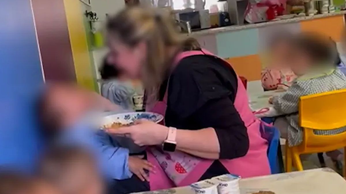 Dos adultos detenidos por los malos tratos reiterados en una guardería infantil. (Foto: Captura de TV)