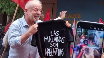 Lula exhibió una remera con la frase Las Malvinas son argentinas durante un acto de campaña