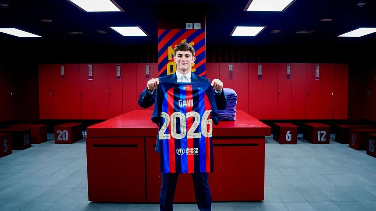 Gavi posa con la camiseta del Barcelona. Renovó su contrato hasta 2026 (Foto: @FCBarcelona).