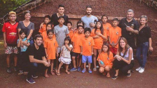 Scocco y Enzo Pérez cumplieron una promesa y visitaron a los chicos de una comunidad guaraní en Misiones