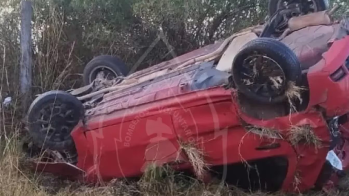 Un joven de 24 años murió y otro quedó internado tras un vuelco en Córdoba. (Foto: Bomberos Voluntarios de Bell Ville)