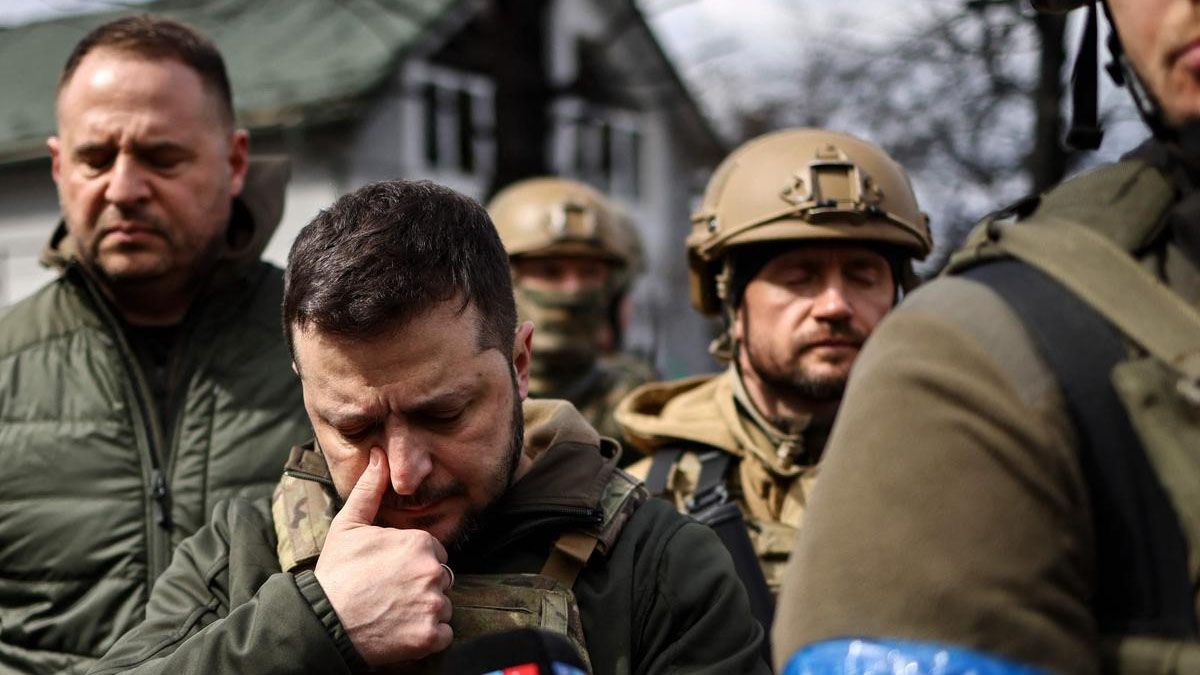 El presidente Zelenski llora mientras camina por las calles de Bucha, uno de los símbolos de la resistencia de Ucrania (Foto: AP)