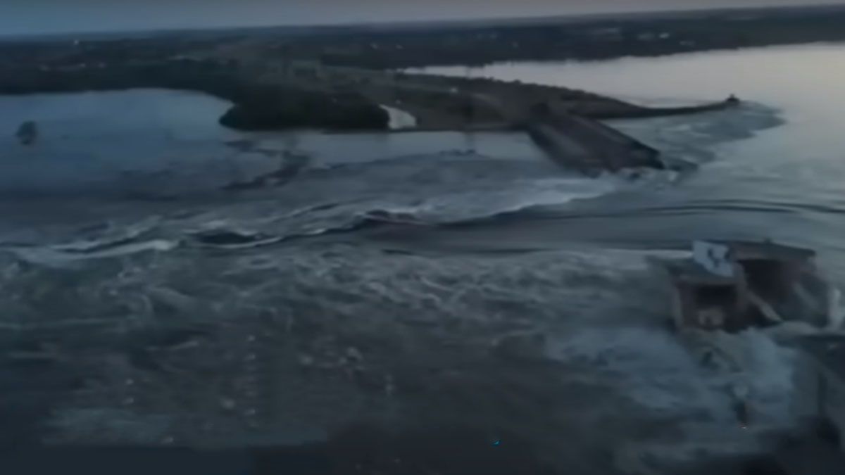 La represa de Nova Kajovka, cede en su parte media ante la fuerza de la corriente del r&iacute;o Dni&eacute;per. (Foto: Getileza Japan times)