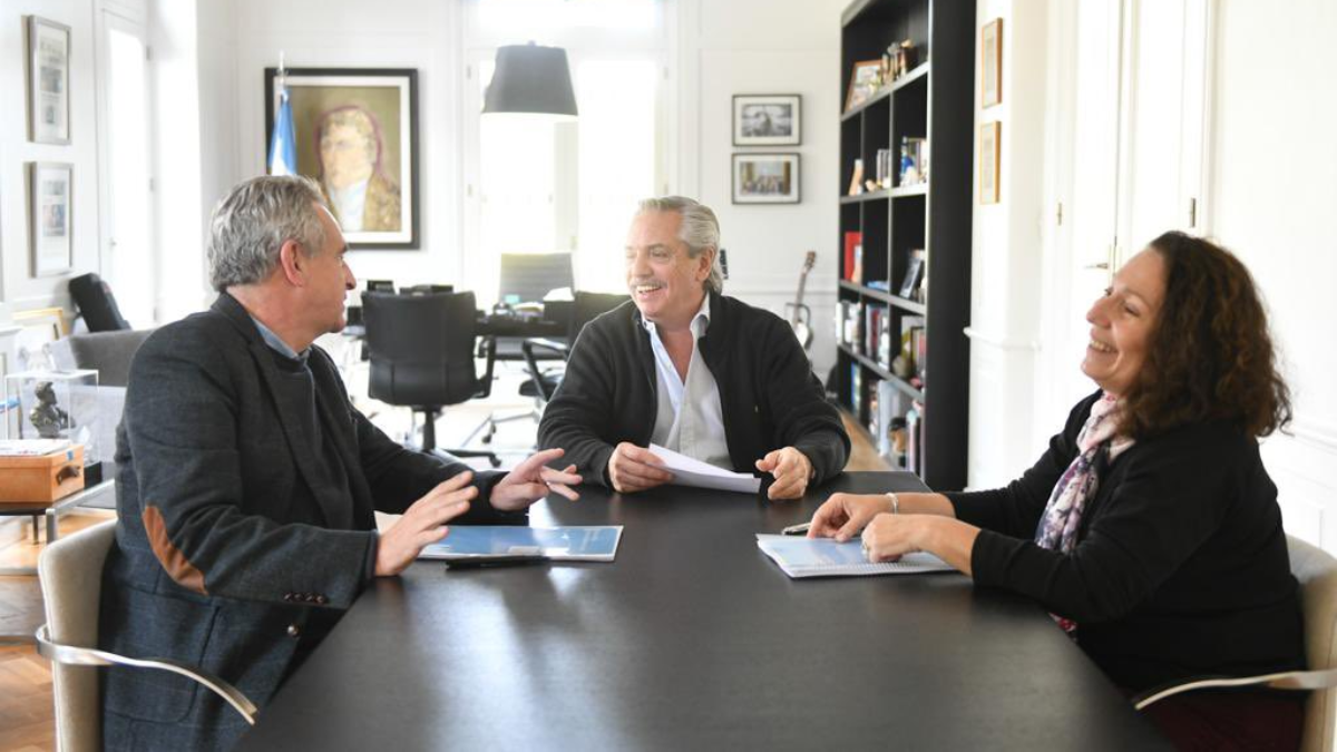 Alberto Fernández reunido este sábado con Agustín Rossi y Cristina Caamaño.