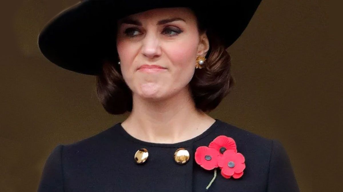 La prensa cree haber descubierto en un gesto habitual de Kate un aviso de su operación que sigue siendo un misterio. (Foto: Gentileza BoredPanda)