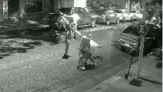 Salvaje y brutal pelea a la salida de un bar: patadas en la cabeza a un hombre inconsciente