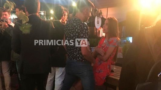 ¿En pareja? Martín Bossi muy mimoso con una periodista en la noche porteña