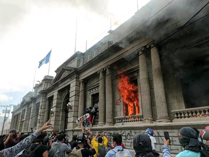 Guatemala: manifestantes ingresaron al Congreso y lo prendieron fuego en medio de una ola de protestas contra el Presidente