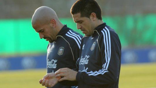 Juan Sebastián Verón apoyó a Riquelme: Yo lo votaría; hoy deja el bronce y empieza a meter los pies en el barro