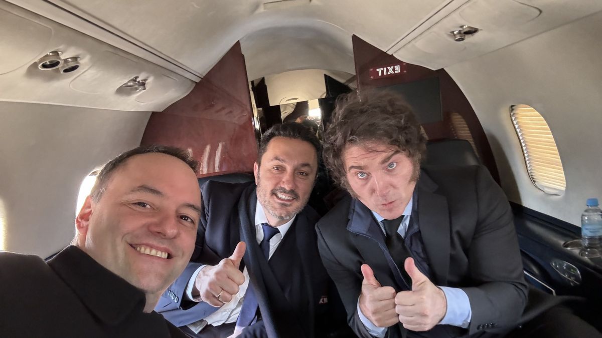 Milei se trasladó en avión hasta Mendoza con el minsitro Luis Petri y el vocero Manuel Adorni