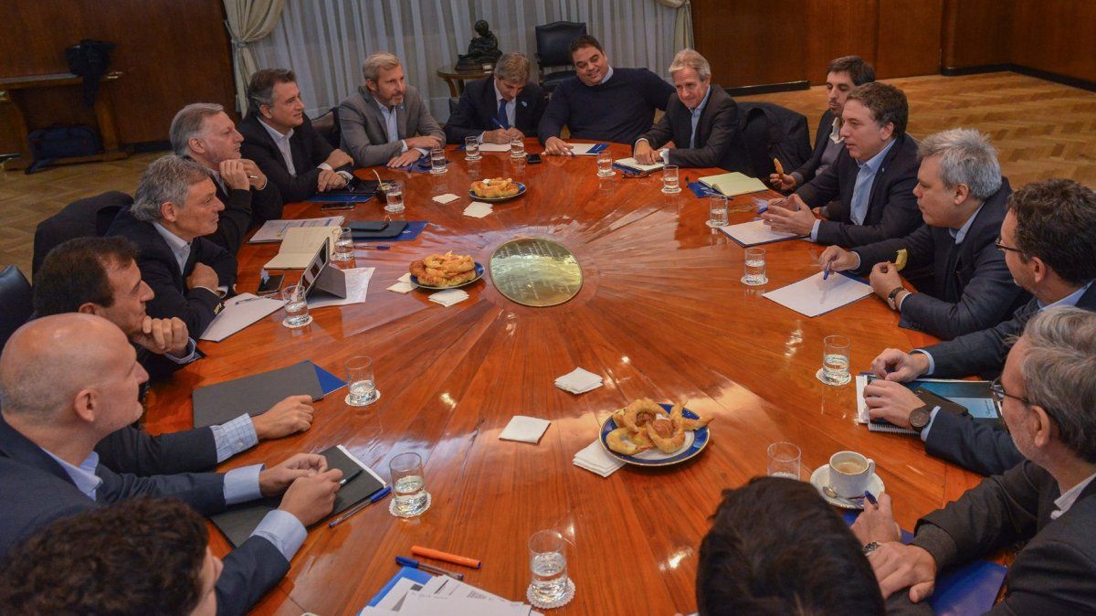 Con Quintana y Lopetegui en la mesa, Dujovne debutó como coordinador del área económica