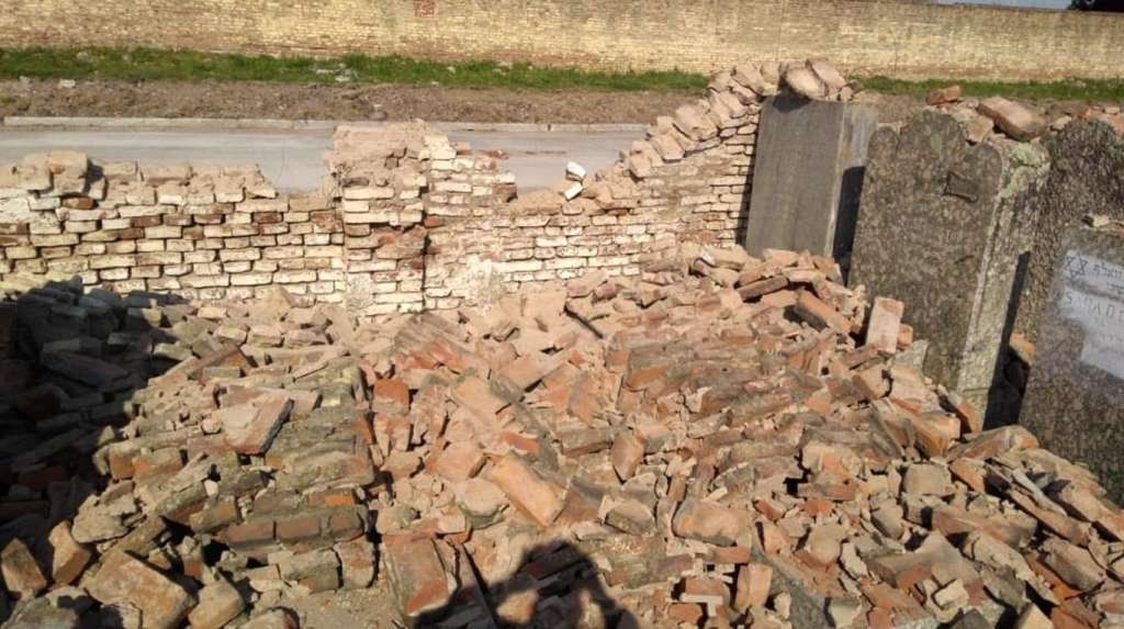 En vísperas del Año Nuevo judío, rompieron una pared del cementerio de La Tablada y robaron placas