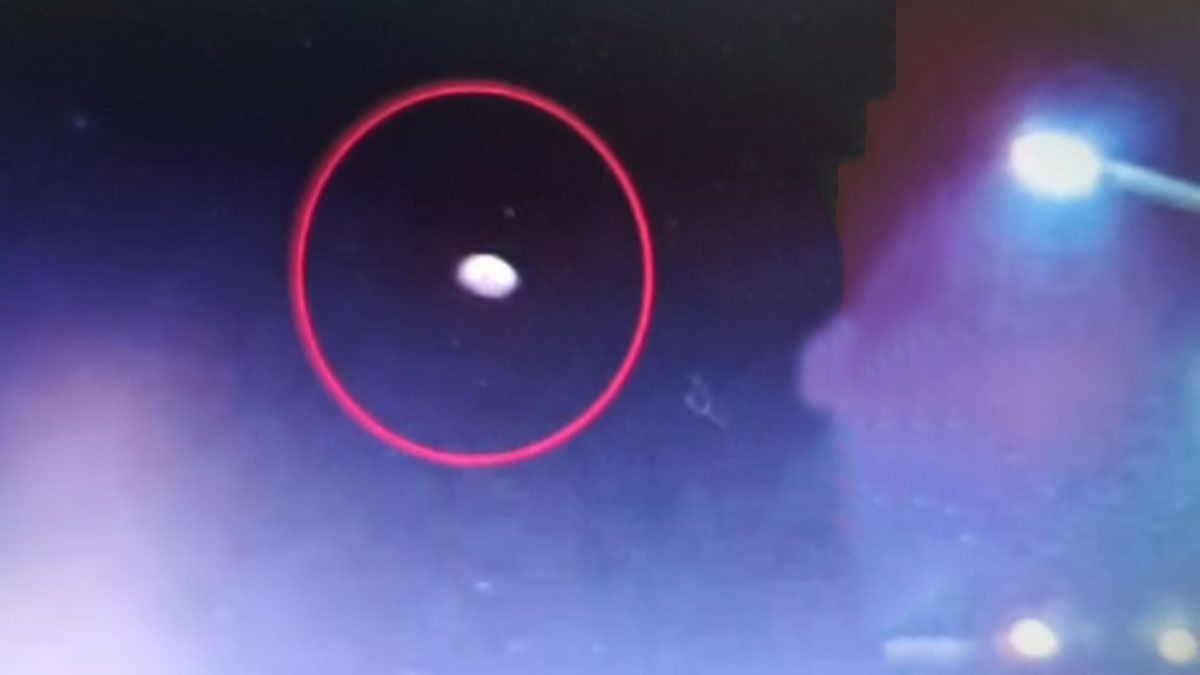 El OVNI que brilla en el cielo, no tiene nada que ver su luz con la del alumbrado público que la acompaña. (Foto: Captura de TV)