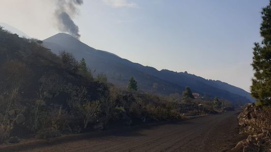 Tras una breve pausa, el volcán Cumbre vieja de La Palma volvió a escupir ceniza
