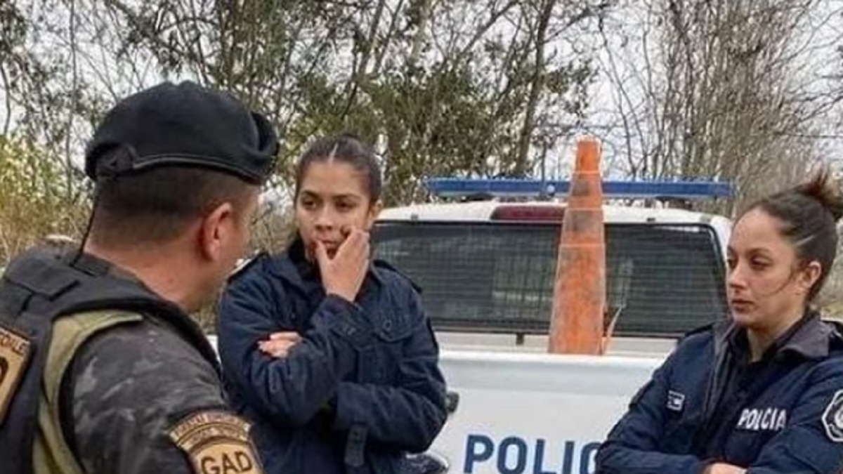 La policía local, tras encontrar el cuerpo.