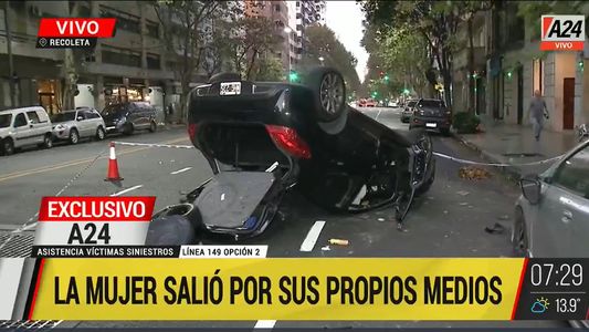 Impactante choque en Recoleta: un auto volcó y su conductora se fue caminando al hospital