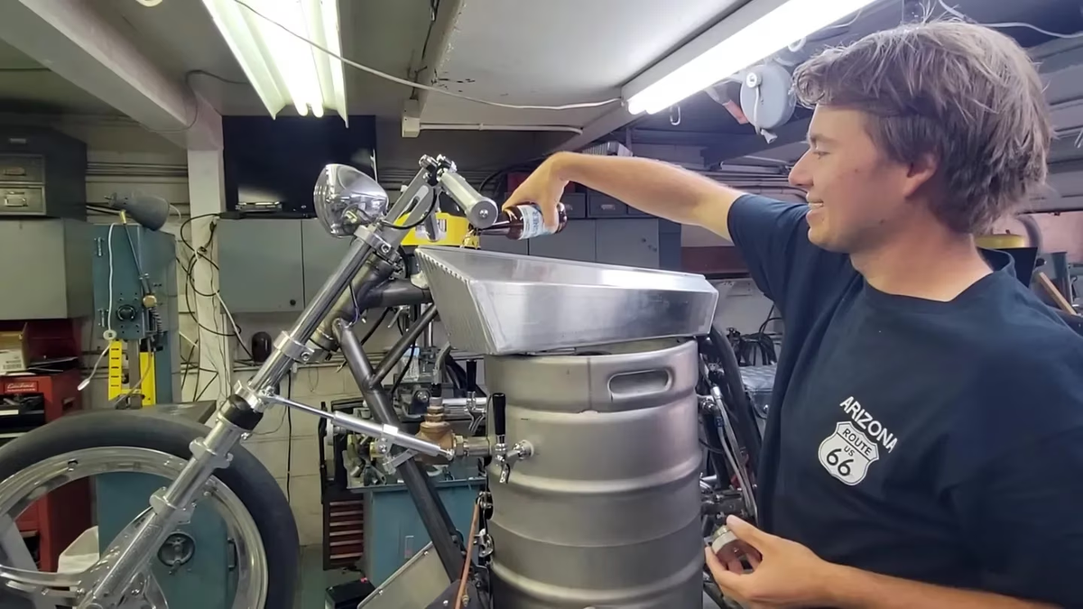Aumento de combustible: creó una moto que funciona con cerveza 