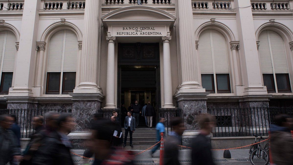 Para calmar al dólar, el BCRA garantiza una tasa mínima a los bancos para las Leliq del 62,5% durante abril