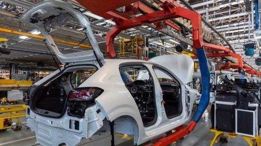 En julio la actividad económica recuperó un punto respecto al mes anterior pero cayó 13,2% interanual