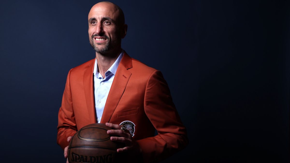 Manu Ginóbili con el emblemático saco naranja que lo oficializa como un miembro del Salón de la Fama (Foto: San Antonio Spurs).