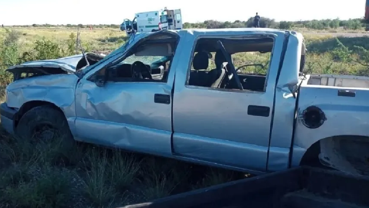 Murió la cuarta integrante de una familia que volcó con una camioneta en ruta de Río Negro. (Foto: gentileza Diario Río Negro)