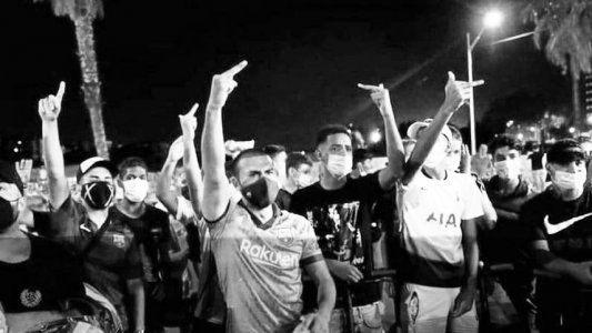 Hinchas de Barcelona manifestaron en el Camp Nou para exigir la renuncia de Bartomeu