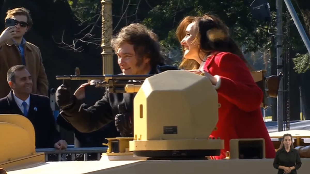 Milei encabeza el desfile militar en la ciudad de Buenos Aires por el Día de la Independencia