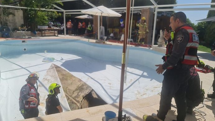 Un pozo se devoró una piscina durante una fiesta: hay un desaparecido