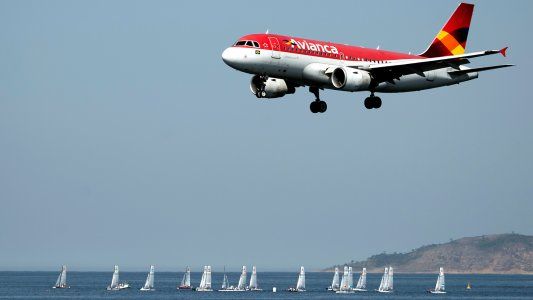 Agobiada por una millonaria deuda, Avianca Brasil se declaró en quiebra