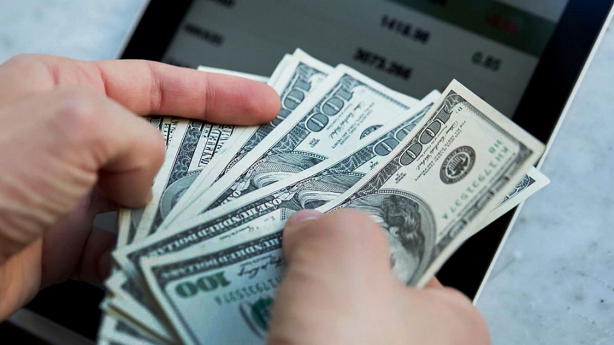 Alerta estafa: utilizan el dólar Qatar para el robo de dinero y joyas (Foto: Télam).