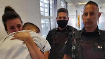 Los policías, junto al bebé.&nbsp;