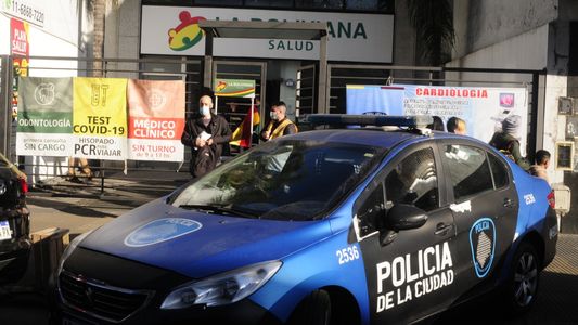 Cierran un centro médico que emitía certificados falsos de Covid-19 y funcionaba pese a clausura