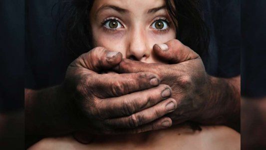 Siete hombres violaron a una joven con esquizofrenia y lo compartieron por Whatsapp