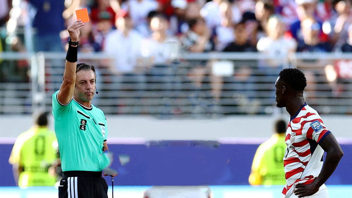 Te la saco por teléfono. Trump llamó a Infantino y logró que la roja a Balogun no entre en vigencia contra Bélgica. Una vergüenza. (Foto: Reuters)