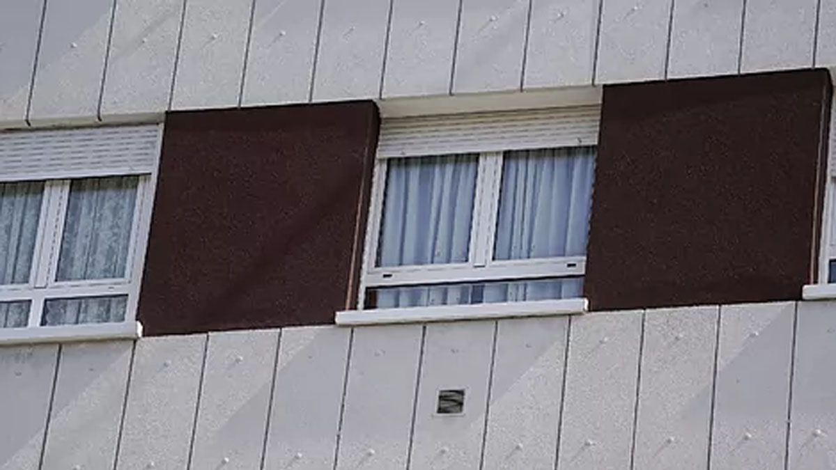 La ventana desde donde saltó la madre de 48 años con su hija de 7 en brazos. La mujer murió y la niña está internada (Foto: Gentileza El Comercio)