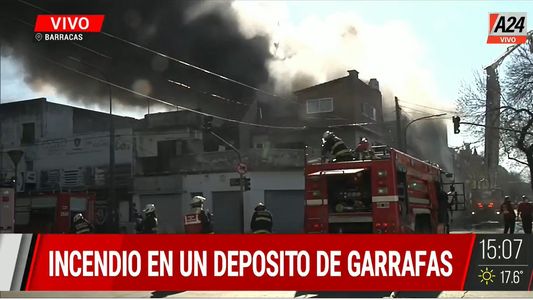 Incendio en un depósito en Barracas: dotaciones de bomberos y ambulancias trabajan en el lugar