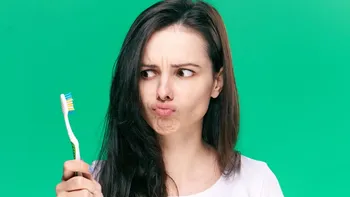 Cómo cepillarse los dientes correctamente: los errores más comunes que pueden dañar el esmalte y causar infecciones