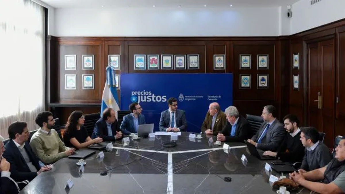 Matías Tombolini encabezó la reunión en donde se estableció el acuerdo del precio del pan. (Foto: Ministerio de Economía)