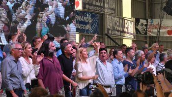 El congreso del PJ bonaerense mostró unidad y autorizó la conformación de alianzas para ganarle a Vidal