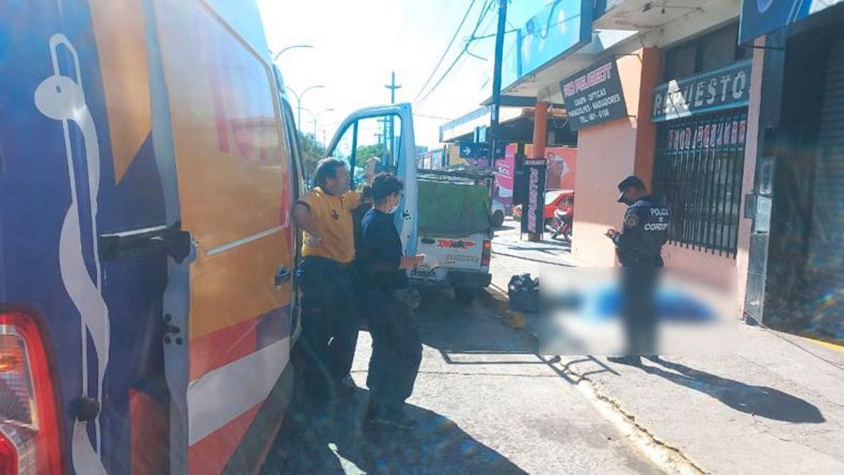 Colocaba un cartel publicitario y murió por una descarga eléctrica
