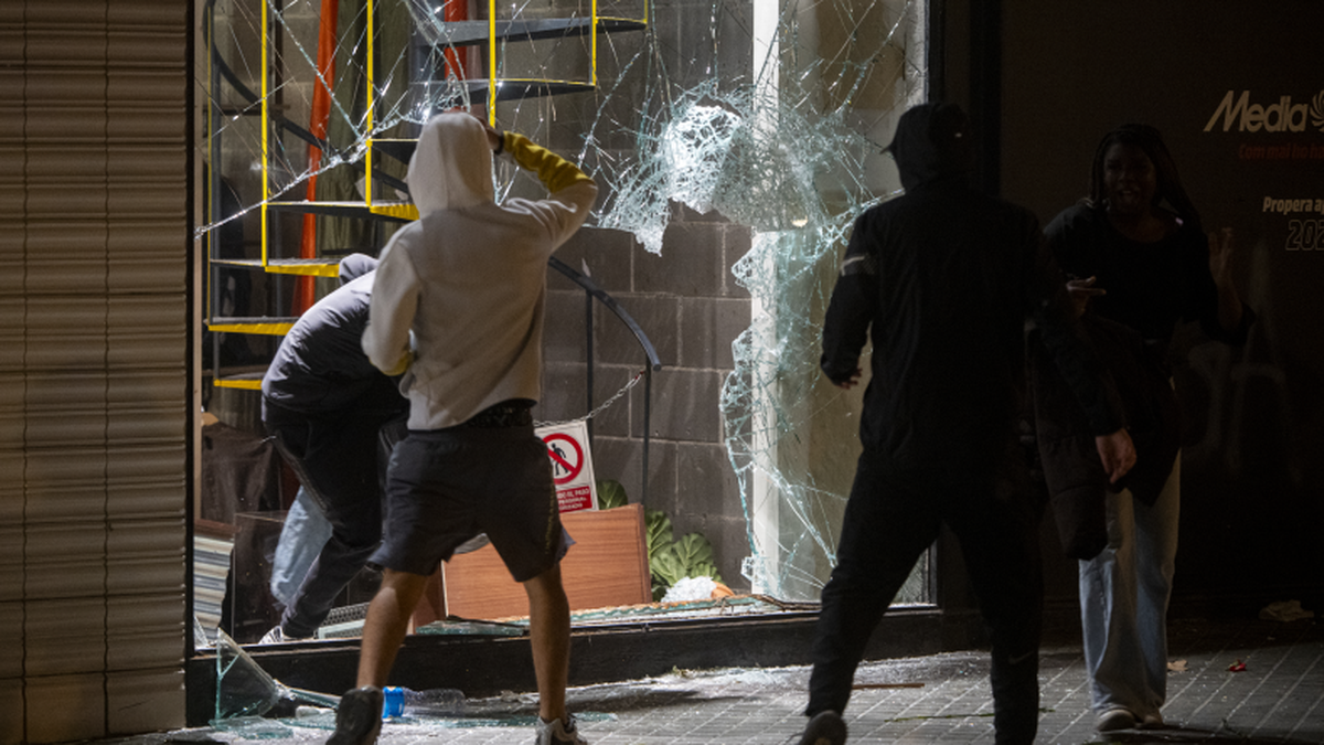 Alrededor de 100 personas, entre ellas 27 menores, fueron arrestadas. (Foto: Reuters)