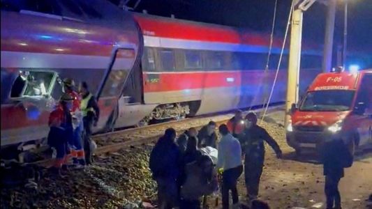 Impactante choque entre dos trenes de alta velocidad en España: al menos 59 muertos y un centenar de heridos