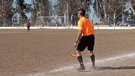 Un árbitro le prestó sus botines a un joven futbolista y dirigió todo el partido en medias