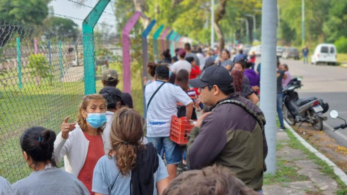 Largas filas para cobrar el subsidio de $5 mil en la provincia de Tucumán (Foto: @matias_auad).