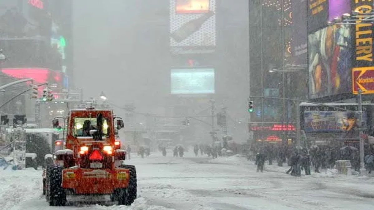 Una m&aacute;quina intenta remover la nieve acumulada en Broadway en Nueva York (Foto: Gentileza NY Times)