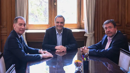 Manuel Adorni y Diego Santilli reciben al gobernador de Río Negro en la Casa Rosada