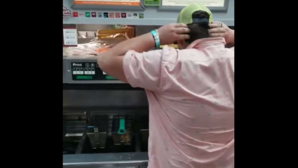 VIDEO: Un ratón se suicida en un restaurante de comida rápida ante decenas de clientes